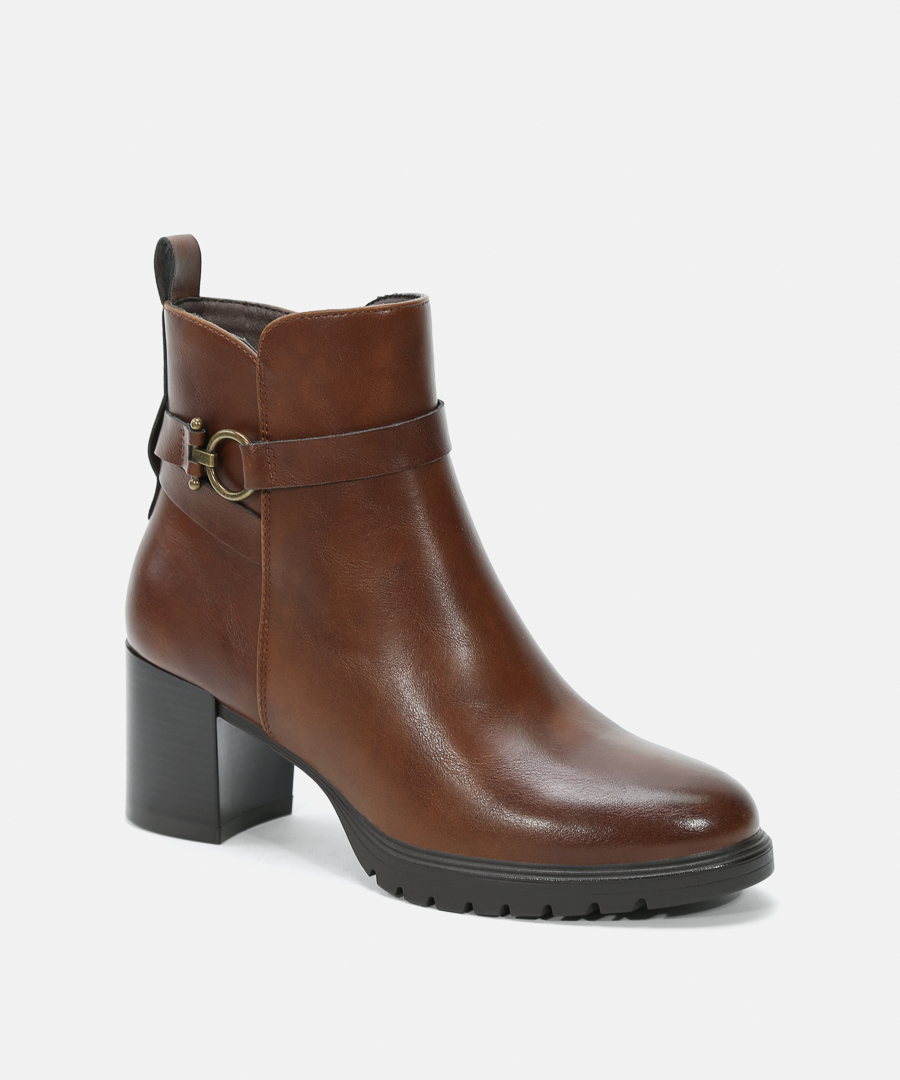 Botines tac&oacute;n hebilla